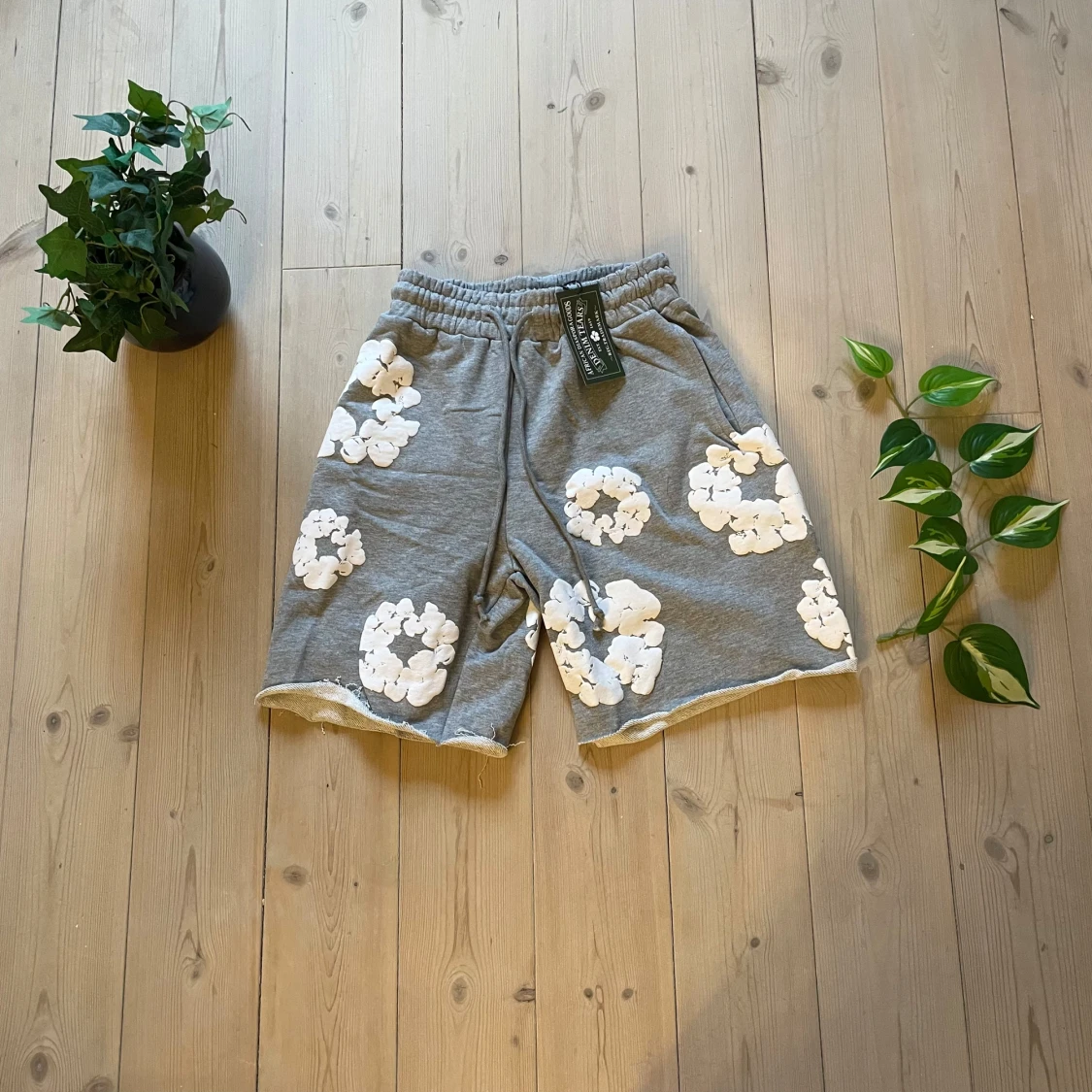 Grå shorts med vita blommor - 1