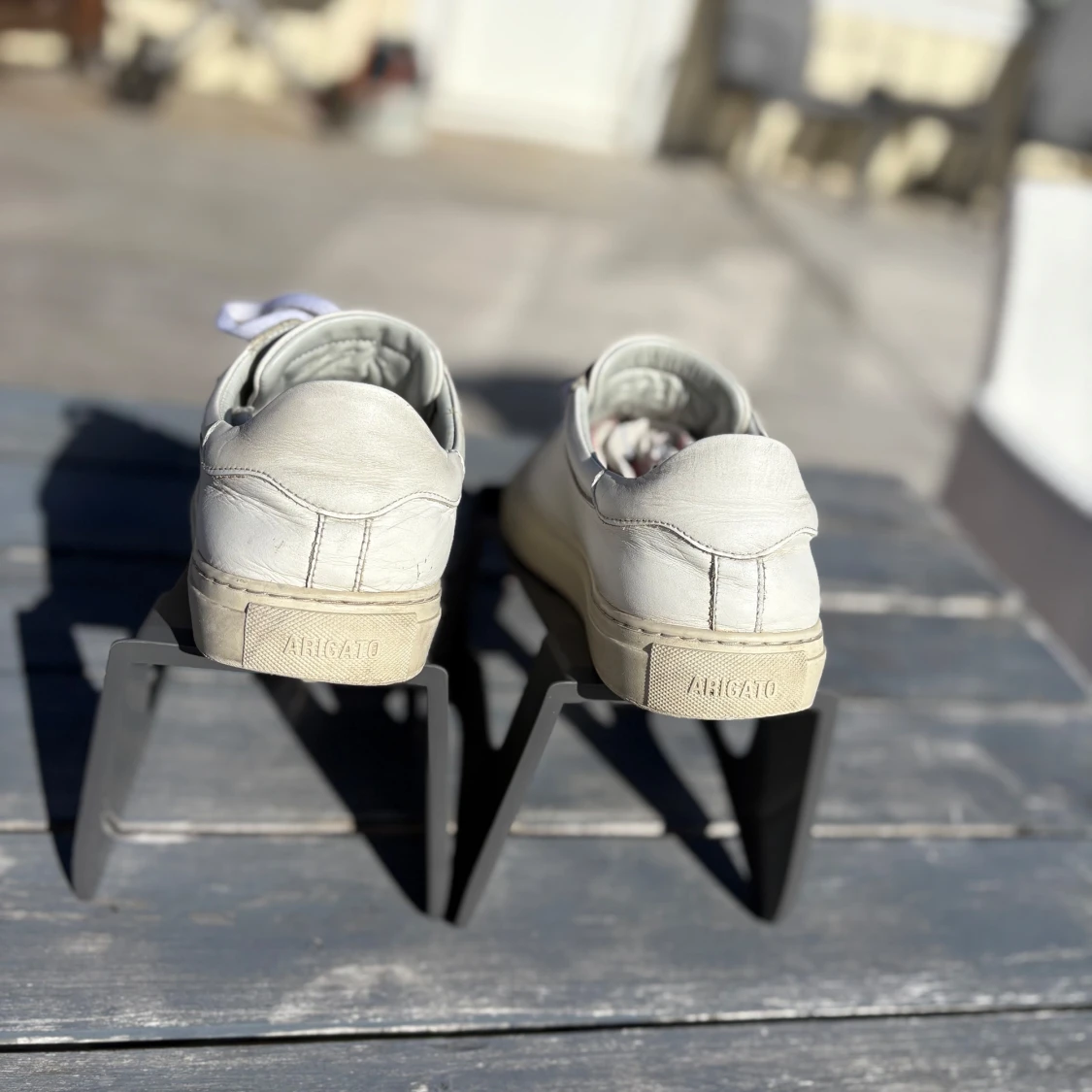 Vita sneakers från Axel Arigato med broderad fågel - 3