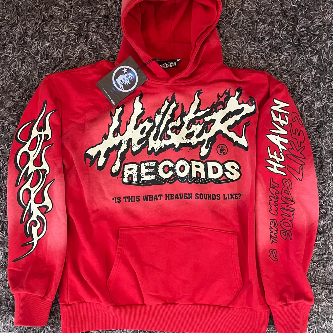 Röd hoodie från Hellstar Records med tryck