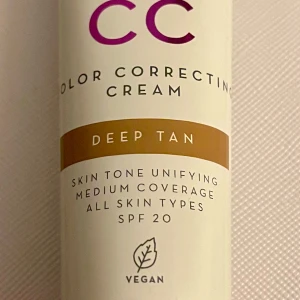 *NY*Lumene CC Color Correcting Cream Deep Tan - Oanvänd CC-cream från Lumene i nyansen 5 Deep Tan, Spf 20, 30 ml. Nypris: 199 sek, Pris nu: 75 sek. CC Color Correcting Cream är en lätt, medeltäckande flytande foundation som reducerar rodnad, jämnar ut hudtonen och ger naturlig lyster. Sammansättningen är berikad med nordiskt lingon som utjämnar hudtonen och återfuktande nordiskt källvatten, den sprider ut sig jämnt och reducerar småfel och rodnad för en perfekt finish. Skyddar huden mot de skadliga effekterna av UVA/UVB. 