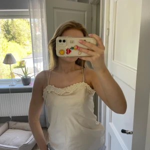 Satin linne - Så fint linne i satin imitation med låg urringning i ryggen. 