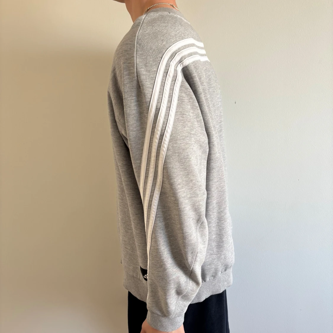 Grå sweatshirt med vita ränder från Adidas - 1