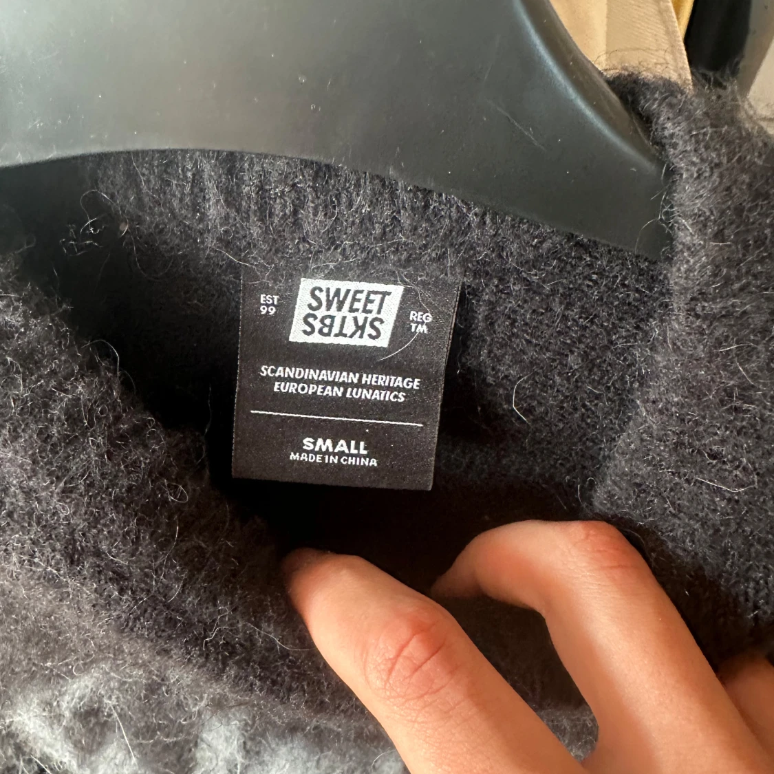 Svart stickad tröja från Sweet SKTBS - 1