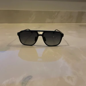 Oscar Eide solglasögon - Oscar Eide solglasögon  Skick 7/10 Nypris: 3250 kr Säljes för: 400 kr !! Spricka genom högra rutan , och slitning på högerkanten!! Inteting som märks av när man har på sig dem dock.