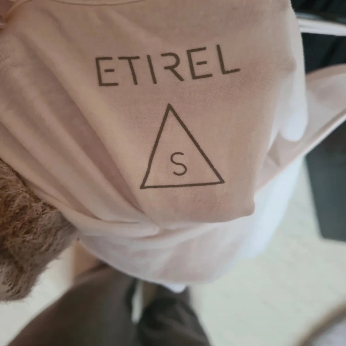 Vit linnetopp med korsade axelband från Etirel - 4