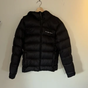 Sail Racing jacka - Jacka från Sail Racing i bra skick | Storlek: Small | nypris: ca 3800 |         Bara att höra av sig vid frågor och funderingar!! Inga defekter eller liknande!