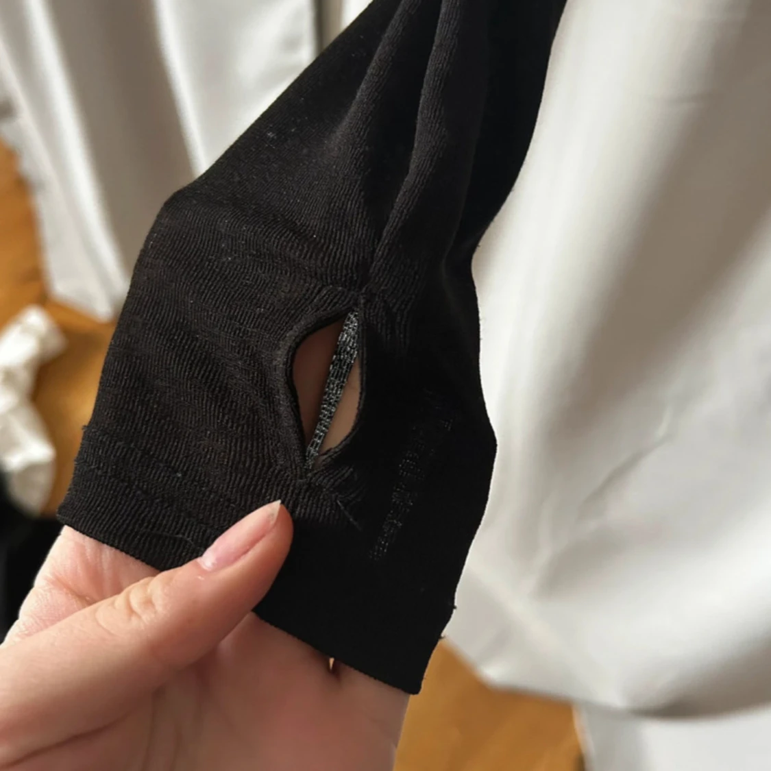 Svart långärmad topp med tumhål - 1