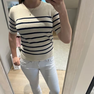 Vit och marinblå randig tröja från Zara - Jag säljer en jätte fin finstickad randig tröja från Zara! 💞