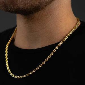 Guldfärgat cordell halsband - Snyggt halsband i guldfärg med tvinnad kedja. Perfekt för att lyfta din outfit med en stilren och klassisk touch. Passar dig som gillar accessoarer med lite extra glans.