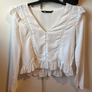 Blus  - Jätte fin somrig söt blus ifrån Zara. Med fina volanger och fint mönster på. 🩷🩷passar S-XS