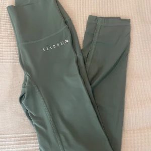 Gröna tights från Relode - Snygga gröna tights från Relode. Modellen heter Mercy. Tillverkade i ett stretchigt material av 90% nylon och 10% spandex. Bara använda ett par gånger! 💚👟🏃🏼‍♀️‍➡️