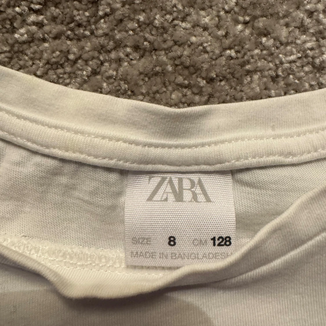 Vit topp med broderade volangärmar från Zara - 1