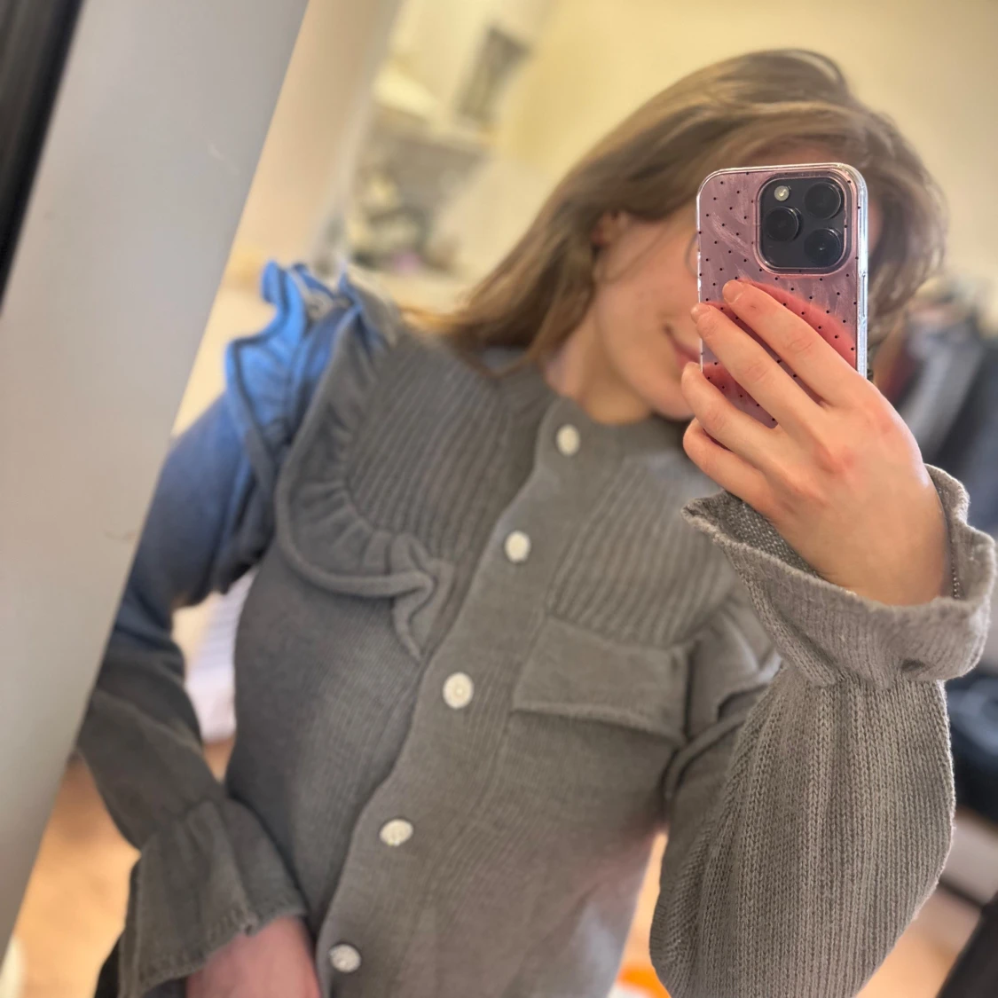 Grå kofta med volangdetaljer och knappar - 2