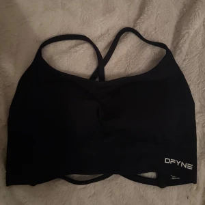 DFYNE Backless Sports Bra - Strl M. Liten i storleken mer som en S 