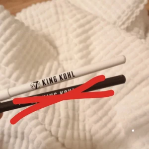 Eyeliner pencil  - Säljer en st eyeliner pencil, en vit från W7, en kostar original 39kr, säljer den för 15kr + frakt!