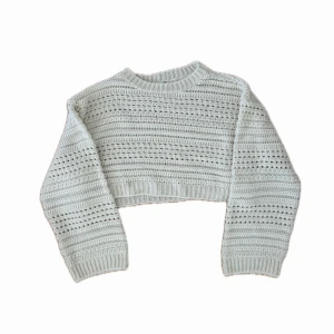 Ljusbeige croppad stickad tröja - Säljer en  jätte mysig ljusbeige croppad stickad tröja från Pull&Bear. Sitter jätte fint, bara lite för kort för mig. Perfekt för sommaren💕