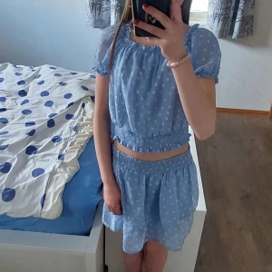 Blå blommig klänning med puffärm från Kappahl💘 - Söt ljusblå klänning från Kappahl med små vita blommor. Klänningen har korta puffärmar, smock i midjan och vid ärmslut samt en luftig kjol. Perfekt för varma dagar och har en romantisk känsla. Storlek 134/140 men passar mig som är 152