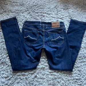 Jacob Cohen 622 - Säljer dessa riktigt snygga Jacob Cohen jeansen i modellen 622 som är en slim modell. Jeansen är i fint skick, inga defekter och är i storlek 32. Bara att skriva över frågor och funderingar.
