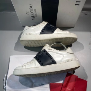 Valentino skor - Hej! Säljer nu mina skor från märket Valentino, storlek 39 bra skick, givetvis äkta. Tveka inte på att höra av dig om du har frågor eller funderingar kring skorna! 