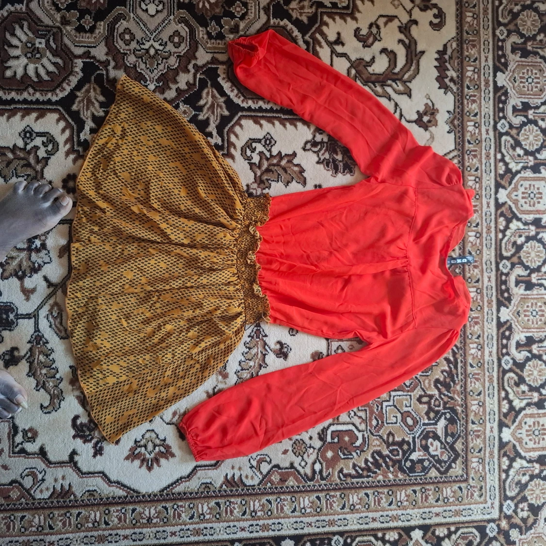 Röd och gul klänning med volangdetaljer - 2