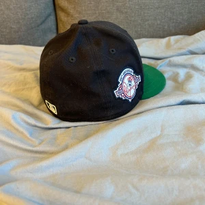 Svart och grön keps från new era - Lite för liten för mig så inte använt särskilt mycket. En fitted keps med storlek 7 1/8