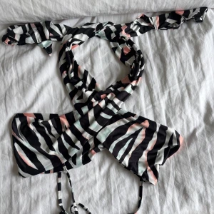 Färgglad topp  - En helt oanvänd färgglad topp från Nelly - Missguided i storlek 36 s. 