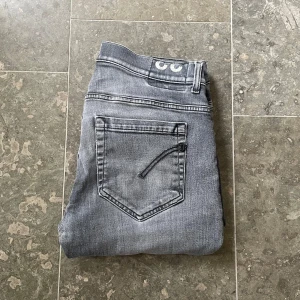 Dondup jeans  - Dondup jeans || Modell: George || Strlk: 32 || Skick 6/10 || Hål/lagning vid skrevet (se bild 4) || Bara att skriva vid frågor och funderingar! 