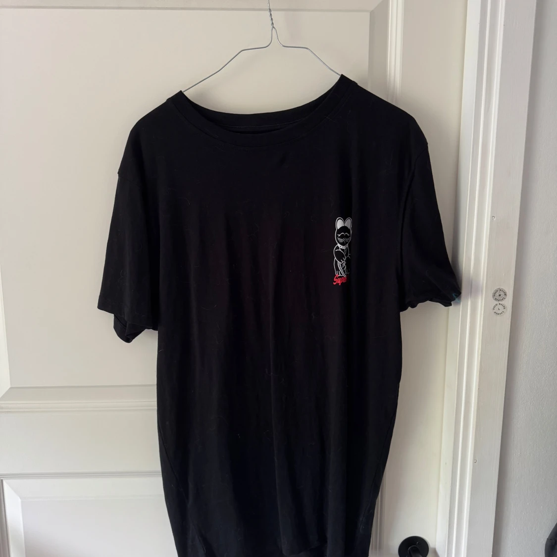 Svart t-shirt med en liten björn