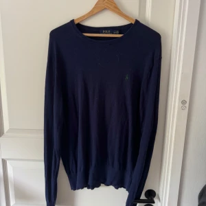 Mörkblå tröja från Polo Ralph Lauren - Säljer en klassisk mörkblå tröja från Ralph Lauren, Passar M