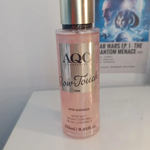 AQC Glow Touch Pink Body Mist med Shimmer - AQC Glow Touch Pink är en body mist med shimmer-effekt i en rosa nyans. Flaskan rymmer 250 ml och har en guldig spraykork. Ger huden en lätt glittrande finish och en fräsch doft. Perfekt för dig som vill ha extra glow. Använd fåtal gånger.