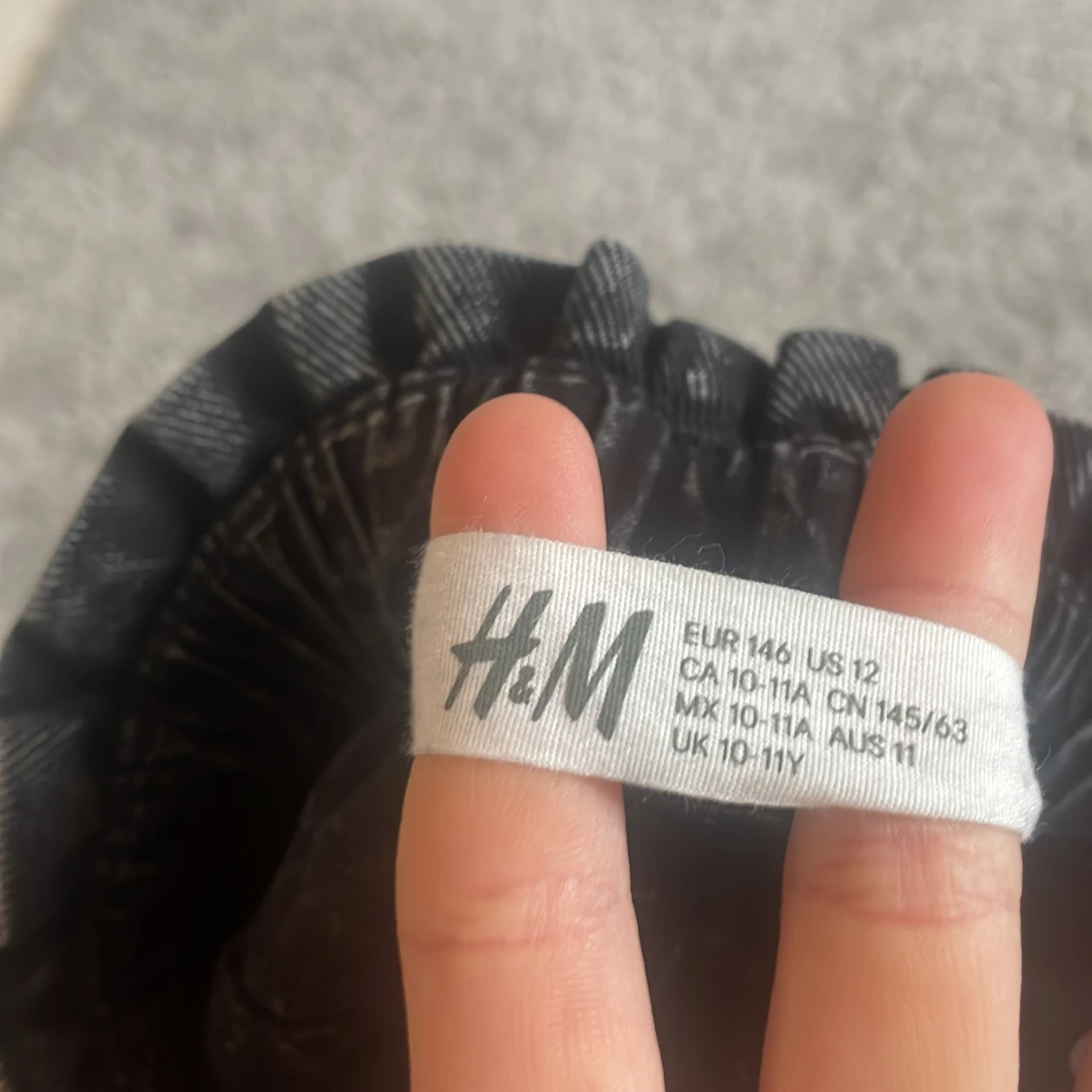 Svart jeanskjol med resår från H&M - 2