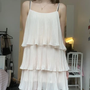 Plisserad volangklänning  - Så fin ljusrosa/beige plisserad volangklänning från H&M🥰🥰 Storlek S💕💕💕