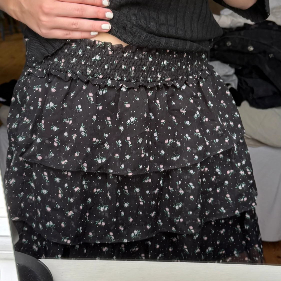 Svart blommig volangkjol - 1