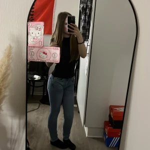 Ljusblå jeansbyxor från g perfect jeans - Säljer ett par ljusblå jeansbyxor från gina jeans, modell KRISTEN. Byxorna har klassisk femficksdesign, normal passform och raka ben. Perfekta till vardags och lätta att matcha med olika toppar. SHORT