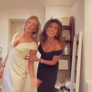 Champagne balklänning - Säljer denna då jag fastna för en annan! Helt ny med prislapp och förpackning kvar! Man knäpper själv knapparna bak i ryggen (bilder finns)! Skriv vid frågor💓💓