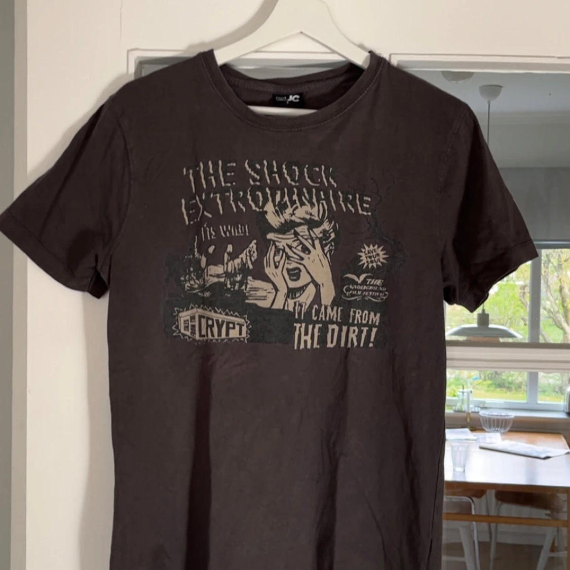 Grå-brun t-shirt med tryck från JC