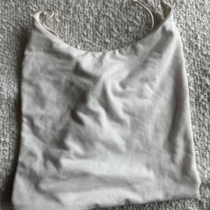 Vitt linne - Vitt linne från Shein med knytning i ryggen. Anvdänd ett fåtal gånger, lite missfärgad vid snörena, annars fint skick. I storlek 36 s.