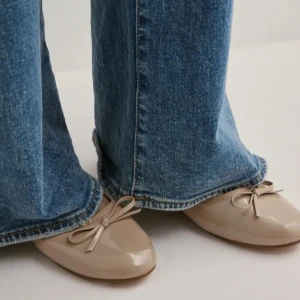 Beige ballerinaskor med rosett - Jätte fina ballerina skor dock försmå för mig  skulle vilja säga att de är som en storlek 37 . Helt nya bara testade 