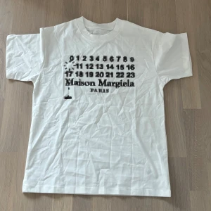 Maison Margiela t-shirt  - Vit Maison Margiela t-shirt med suddigt tryck på framsidan, storleken är 44/S och är loosefit. Använd endast ett fåtal gånger så är iprincip helt ny, pris kan diskuteras vid snabb affär!