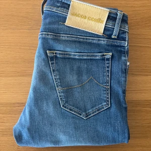 Jacob Cohen Nick 32 - Supersnygga Jacob cohen jeans i modellen Nick som motsvarar 622 i de äldre modellerna. Storlek 32 i bredd och 34 i längd. De är handgjorda i Italien med en snygg lite ljusare tvätt och väldigt fina detaljer. De är i mycket bra skick och har inga defekter. Nypriset på dessa är runt 5200, mitt pris 1100. Hör av vid några frågor!  Bredd midja: runt 40 Bredd vid låret 21cm Innerbenslängd 83cm Total längd 103