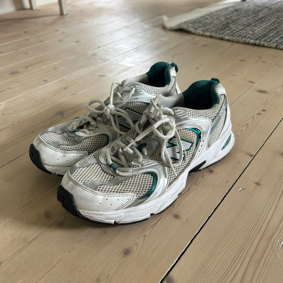 Gråa New Balance sneakers med gröna detaljer