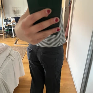 Linnebyxor  - Svarta bootcut linnebyxor. Fint skick! Uppsydda!!