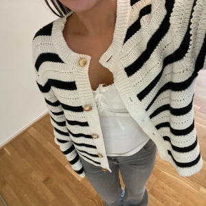 Snygg kofta från Gina😍 - Svart/Vit randig kofta med guldknappar från Gina Tricot. Strl L. Sitter lite oversize på mig som brukar ha S. Köpt förra sommaren. Helt helt oanvänd och därav inga defekter☺️💕
