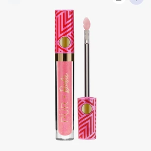 PÜR x Barbie Gloss Signature High Shine Lip Gloss - Ord pris 295kr. Färgen Boss Gloss. Barbie Gloss från PÜR x Barbie är ett läppglans med hög glans och shimmer. Förpackningen är rosa med guldiga detaljer och Barbie-logga. Perfekt för att ge läpparna en glansig finish och extra lyster.