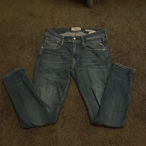 Replay byxor - Säljer ett par sköna replay byxor i storlek 31/32 // skriv privat vid mer frågor 🙌🍺