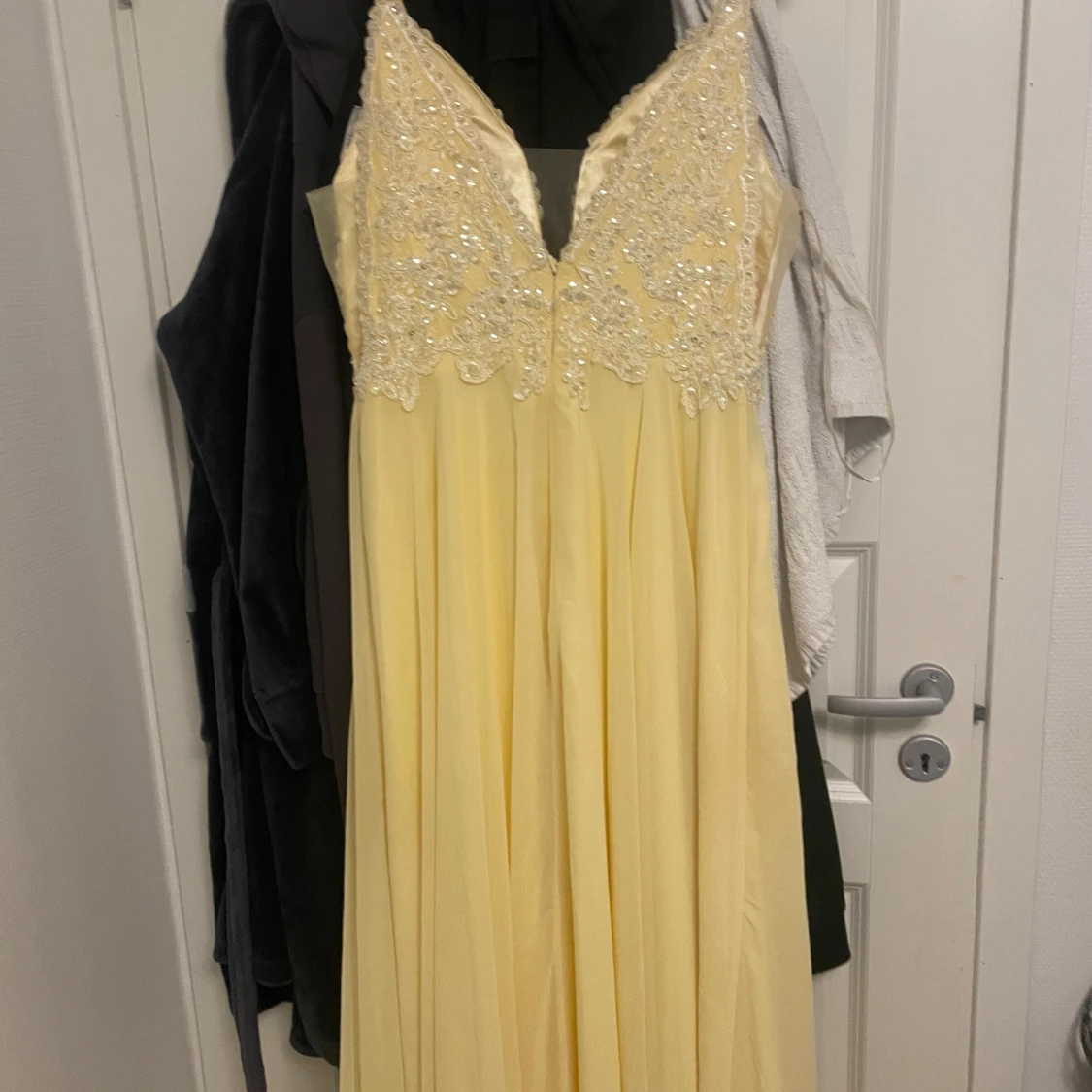 Gul långklänning med spets och pärlor - 1