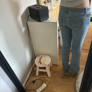 Wrangler bootcut jeans  - Blå bootcut jeans från Wrangler i storlek W23 L32 🩷har ett litet märke på ena framfickan men inget man tänker på. De är för korta för mig men ser mycket bättre ut på någon som är kortare