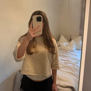 Beige ribbad croppad tröja - Säljer en beige croppad tröja. Supersöt💗💗