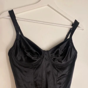 Silkesliknande body - Body i silkesliknande material från Twilfit i storlek m, passar mig som vanligtvis har xs/s