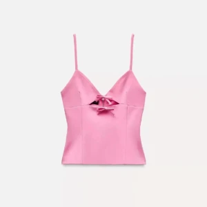 Rosa satin linnetopp med rosett - Supersöt rosa linnetopp i satin med smala axelband och två dekorativa rosetter framtill. Perfekt för att lyfta vilken outfit som helst med en feminin touch. Snygg att styla med både jeans och kjol! Helt ny med pris lapp och allt 💖💖💖